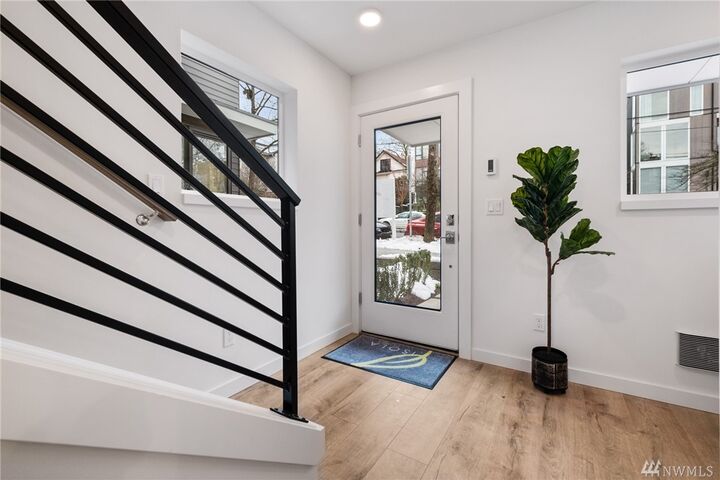 Property Photo: 1334 E Spring St WA 98122