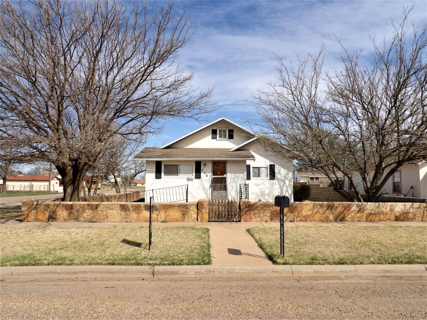 Property Photo: 450 W Lynn Street TX 79364