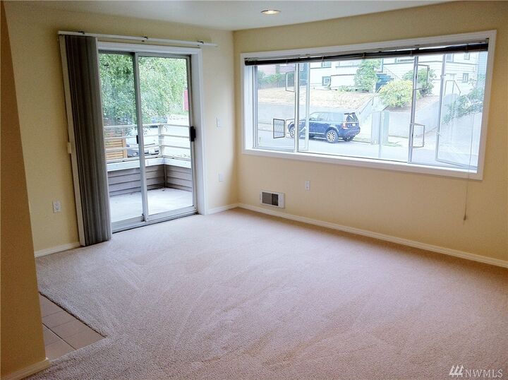 Property Photo:  214 W McGraw St 204  WA 98119 