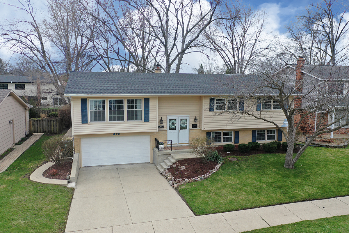 Property Photo: 415 W Braeside Drive IL 60004