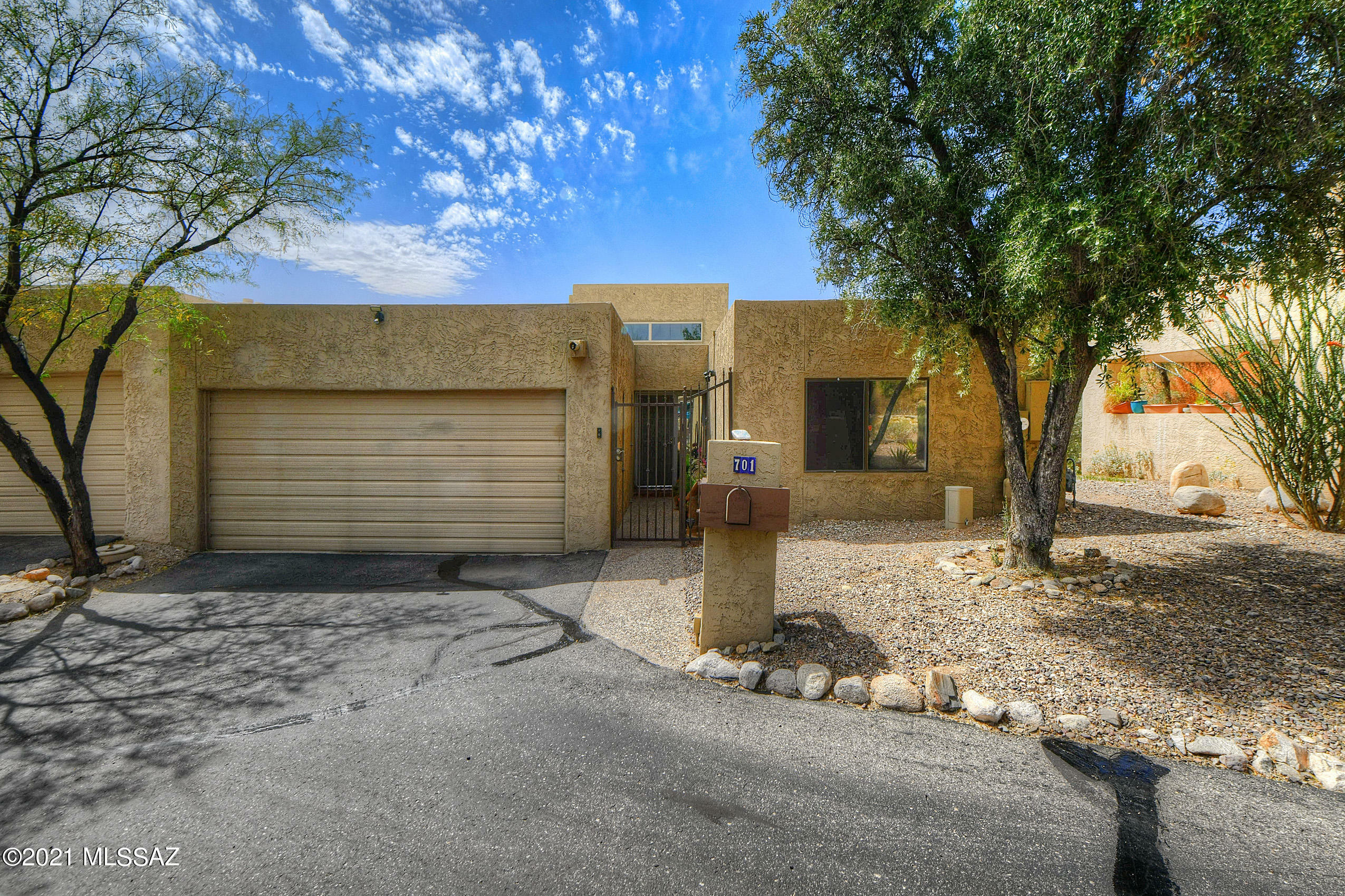 Property Photo:  701 E Placita Del Mirador  AZ 85718 