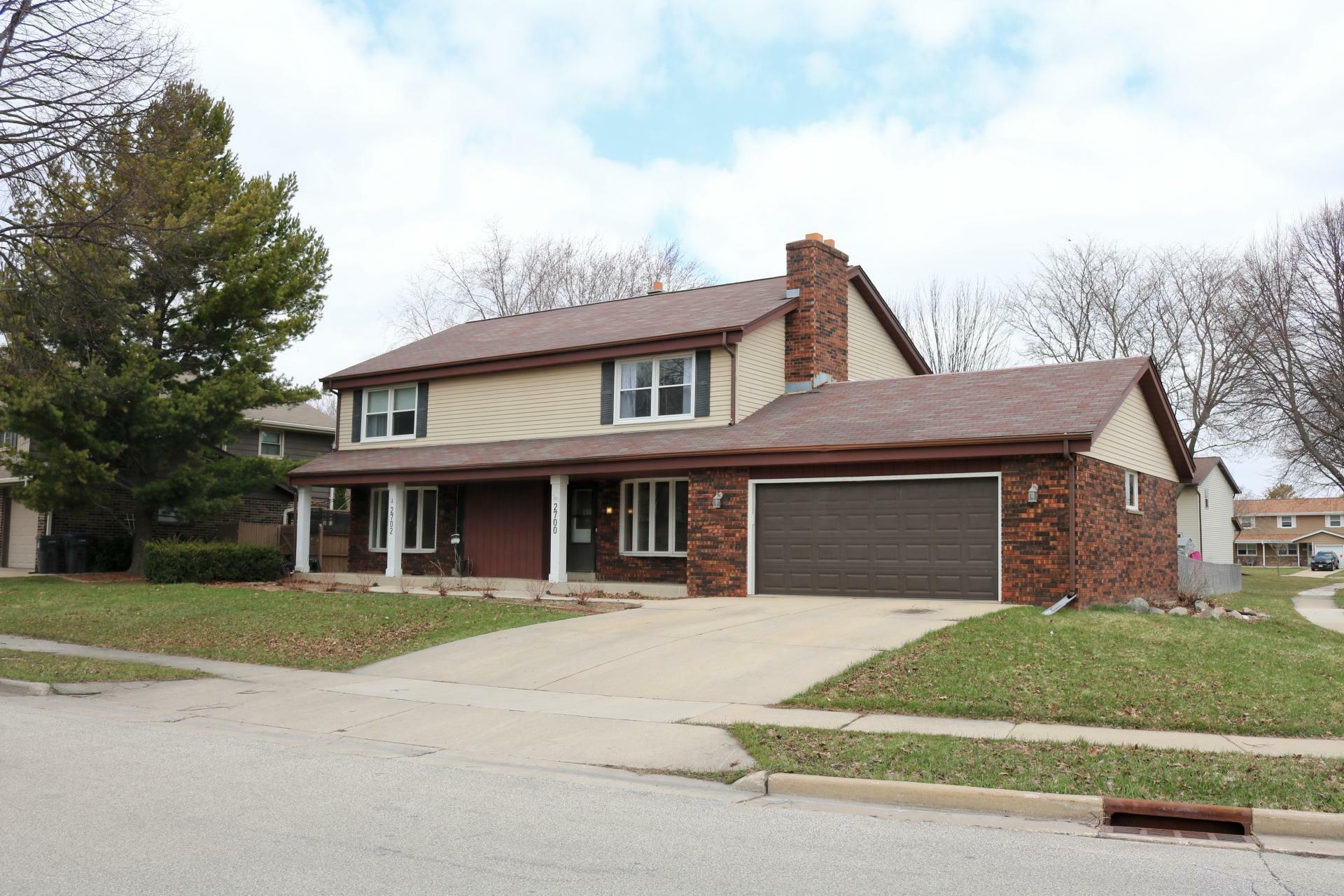 Property Photo:  2700 Woodridge Ln 2702  WI 53188 