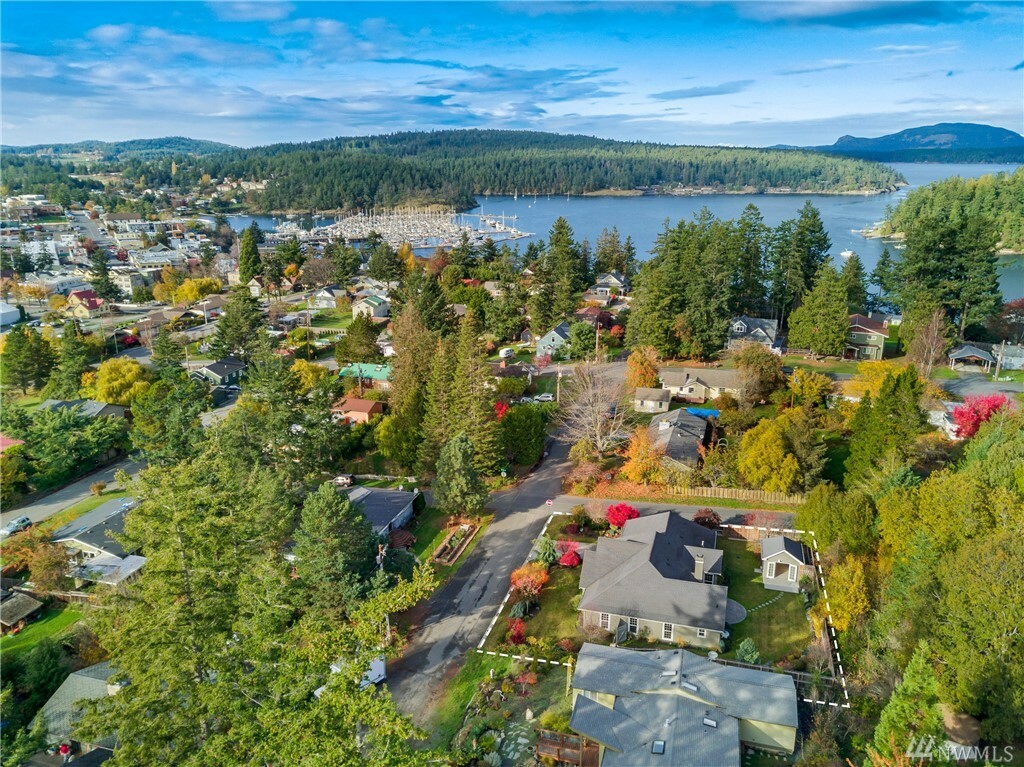 Property Photo:  520 Geneste Street  WA 98250 