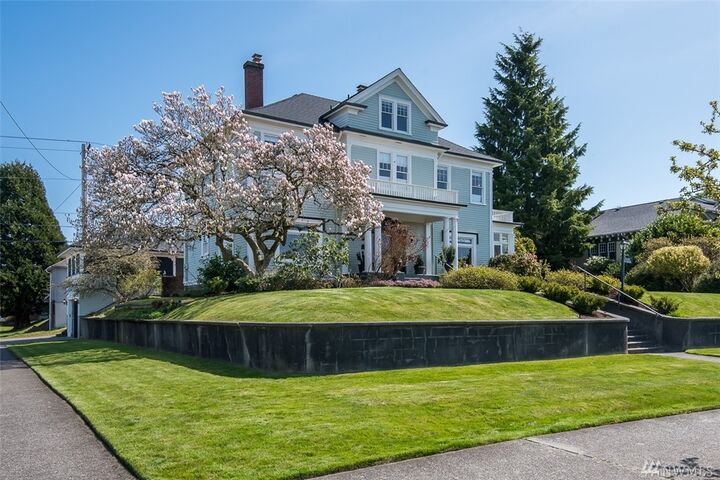 Property Photo: 2201 Rucker Ave WA 98201