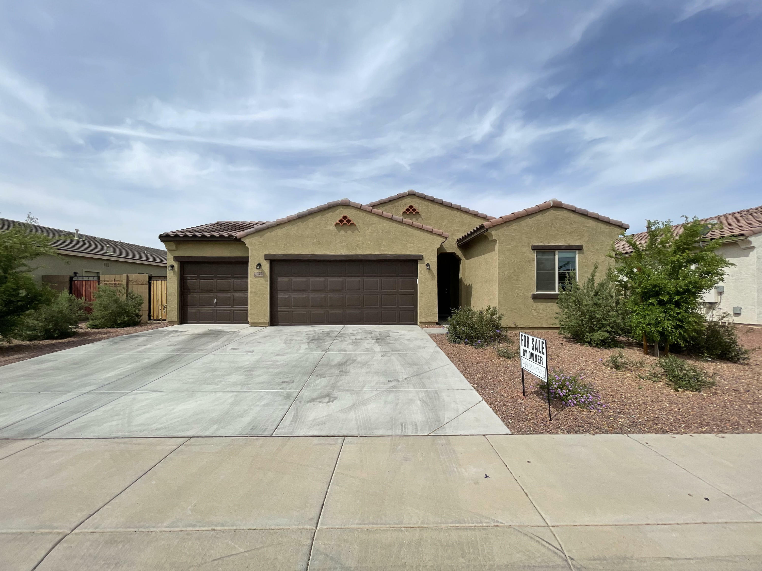 Property Photo:  342 E Kona Drive  AZ 85122 