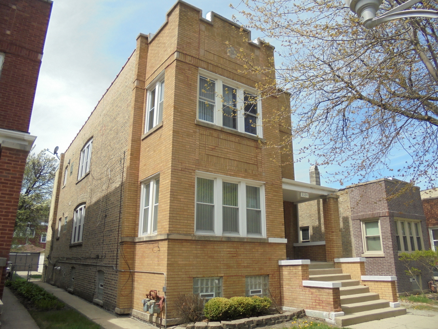 Property Photo: 3324 N Central Park Avenue 1 IL 60618