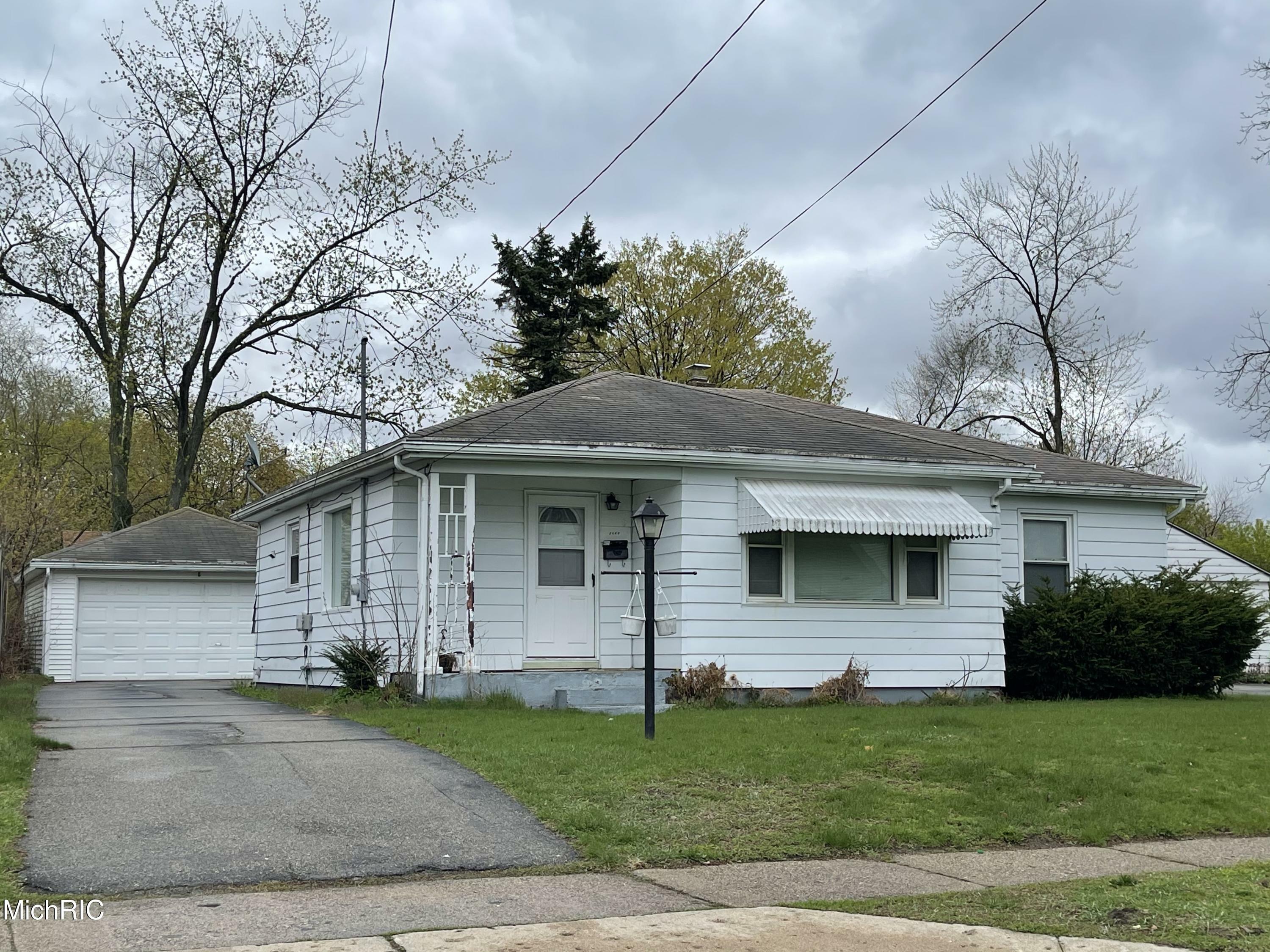 Property Photo: 2640 Meyer Avenue SW MI 49519