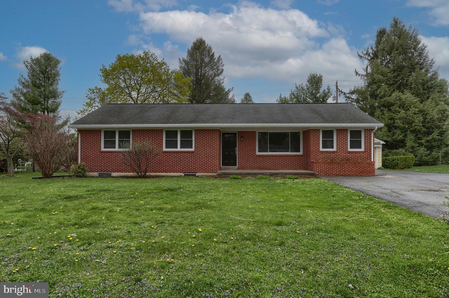 Property Photo:  225 E Glenn Road  PA 17033 