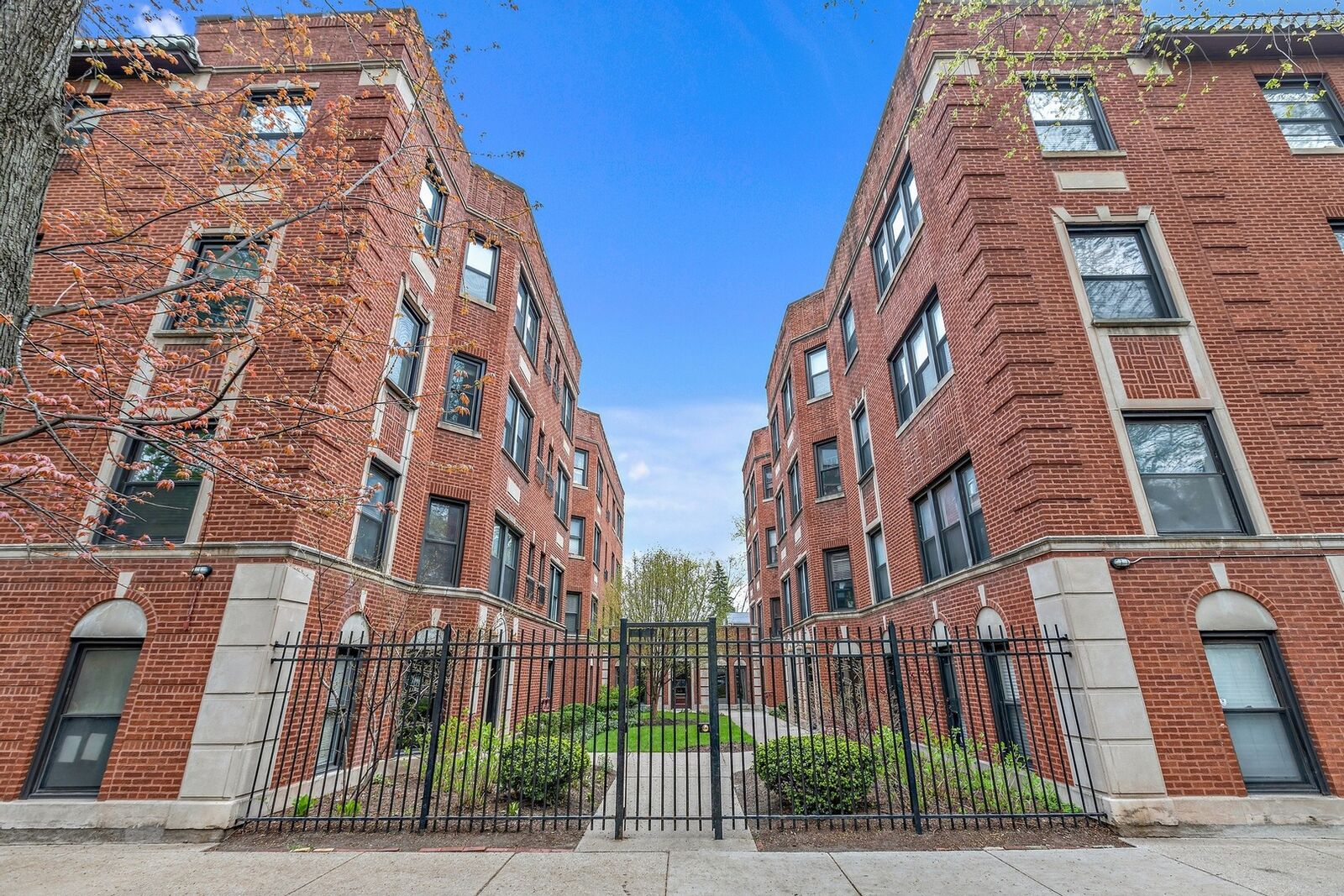 Property Photo: 7011 N Wolcott Avenue 3 IL 60626