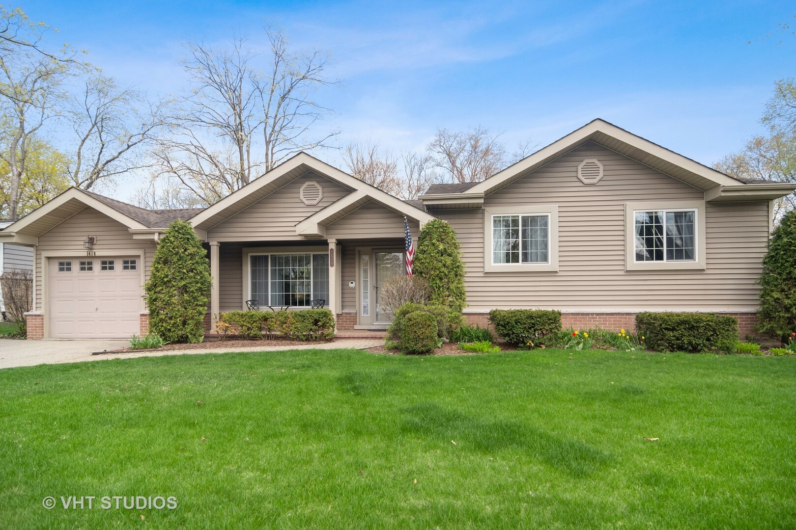 Property Photo: 1410 Bayberry Lane IL 60015