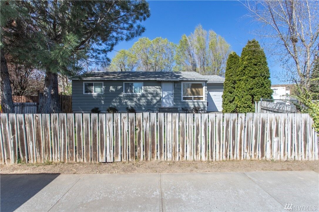 Property Photo: 1560 N Mary Street WA 98837