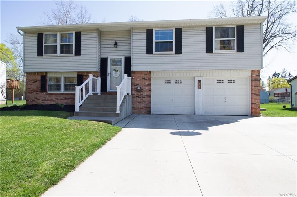 Property Photo:  851 Deerfield Drive  NY 14120 