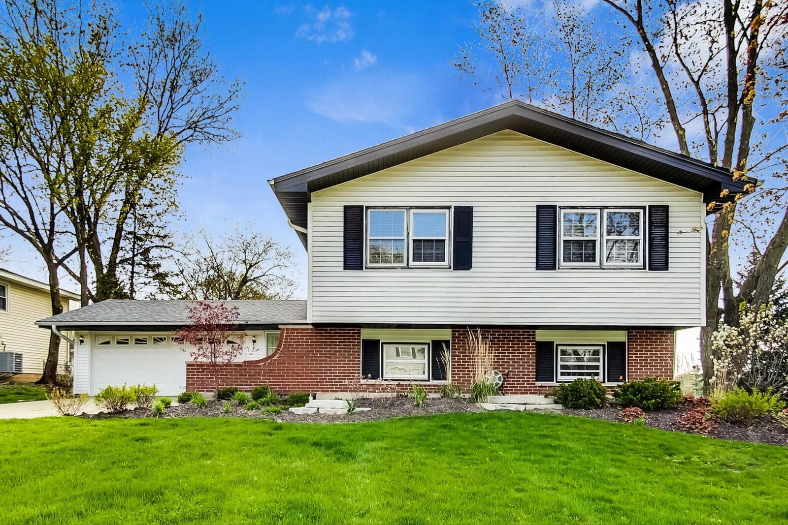 Property Photo: 1925 Oakdale Road IL 60169