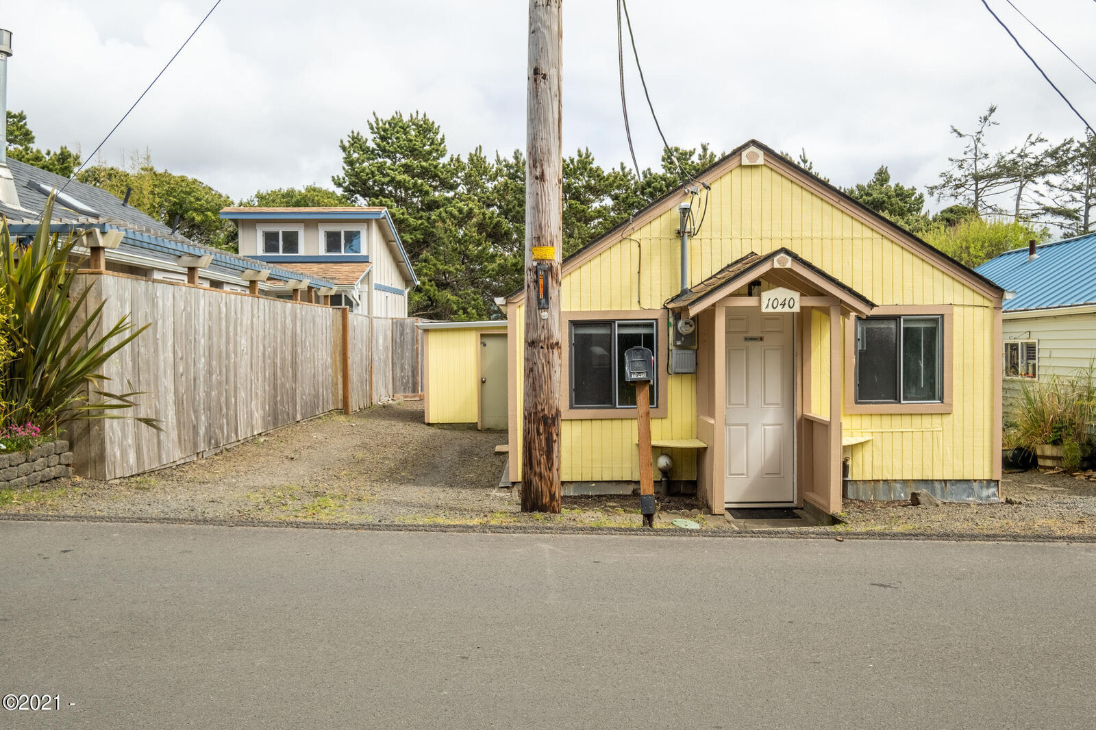 Property Photo: 1040 NW Inlet Avenue OR 97367