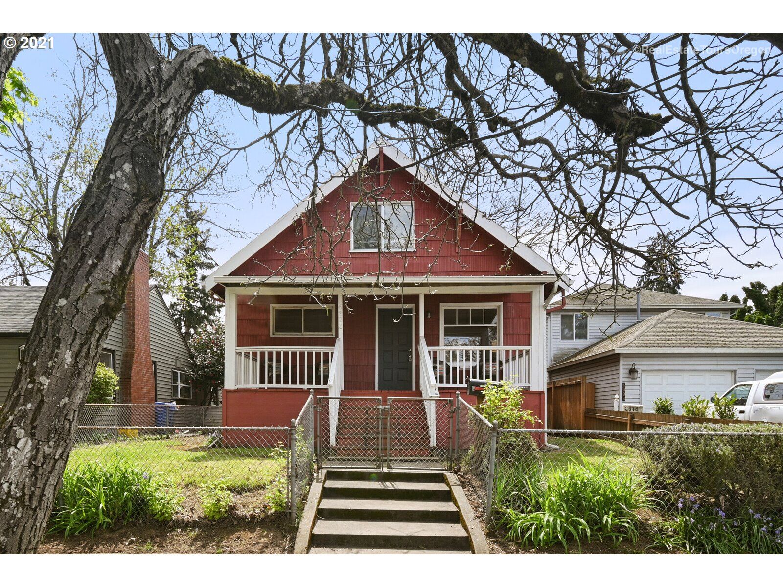 Property Photo: 6322 SE Woodstock Blvd OR 97206