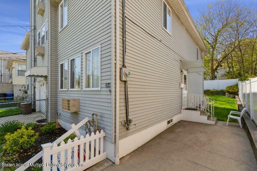 Property Photo:  264 Gordon Street  NY 10304 