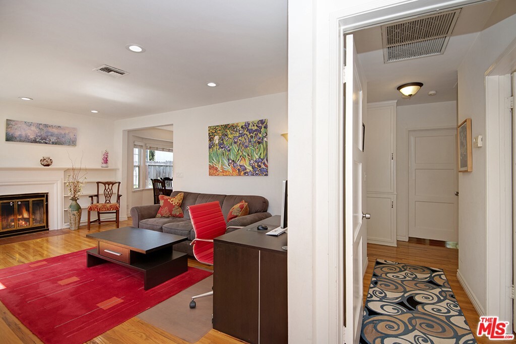 Property Photo: 4837 Calhoun Avenue CA 91423