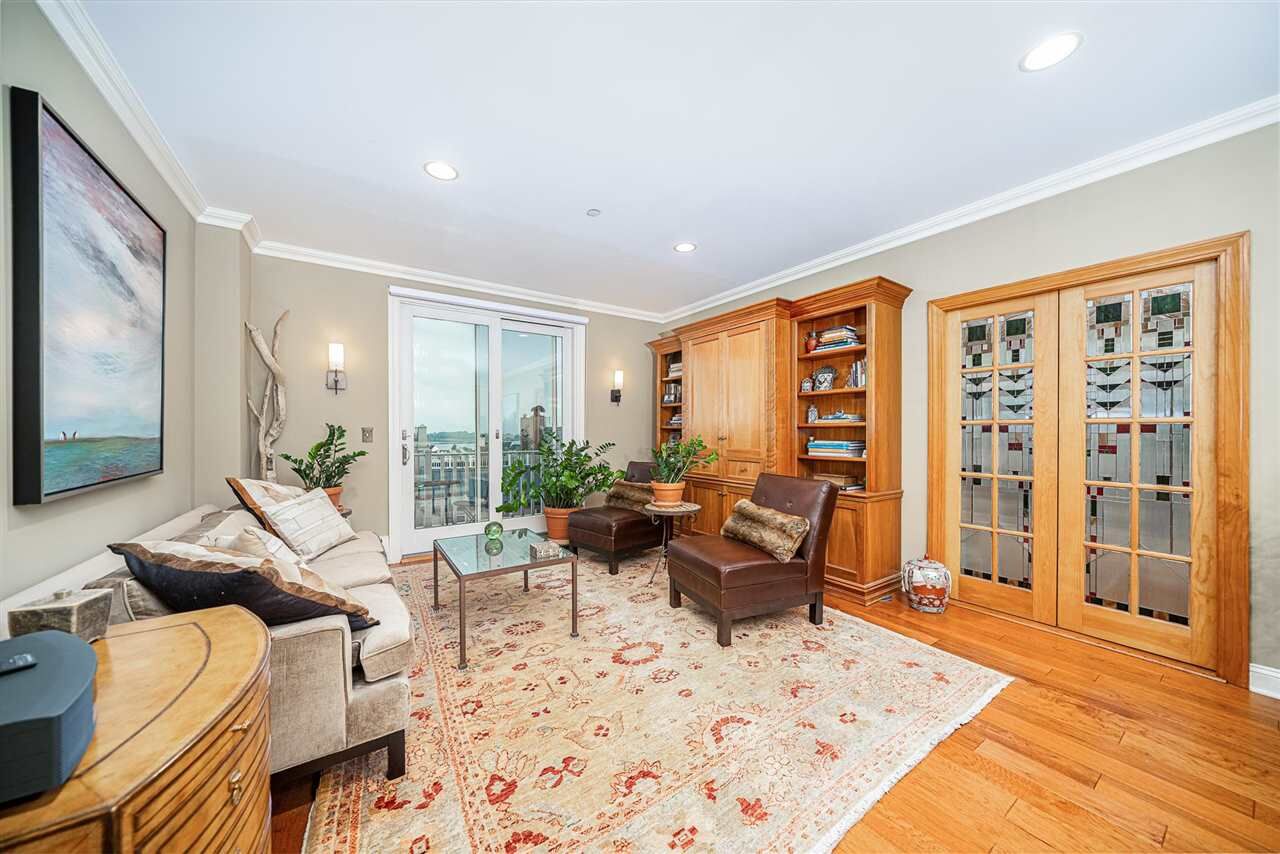 Property Photo:  206 Shearwater Ct West 72  NJ 07305 