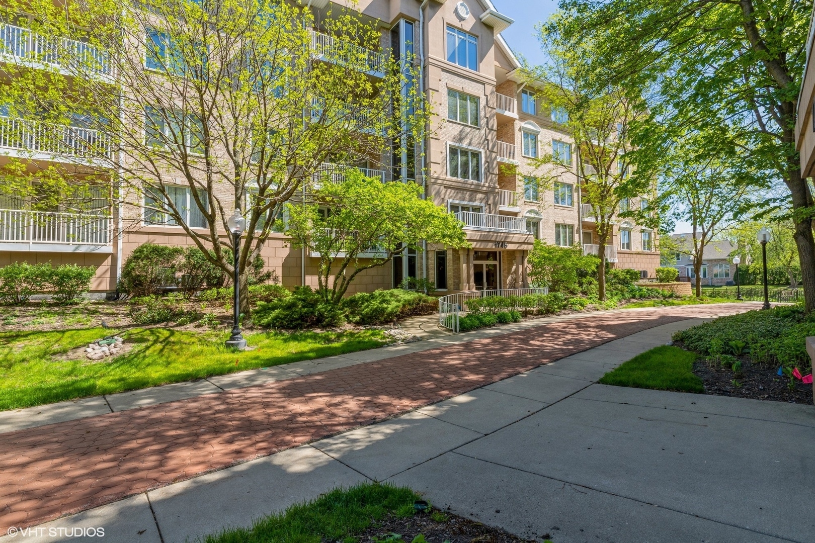 Property Photo: 1745 Pavilion Way 403 IL 60068