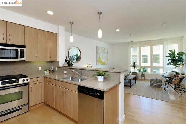 Property Photo:  1511 Jefferson Street Ph13  CA 94612 