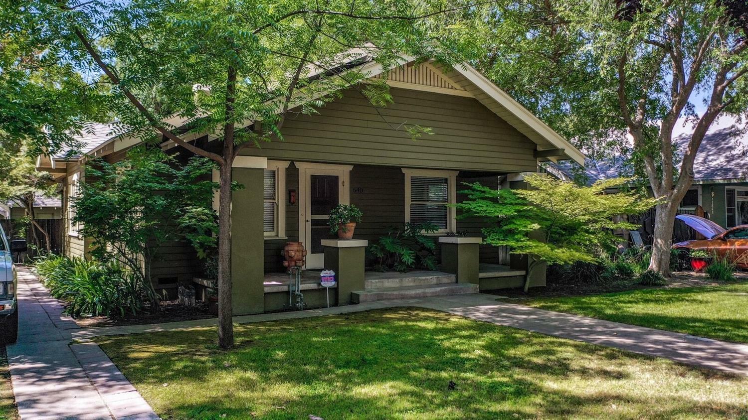 Property Photo: 640 E Cambridge Avenue CA 93704