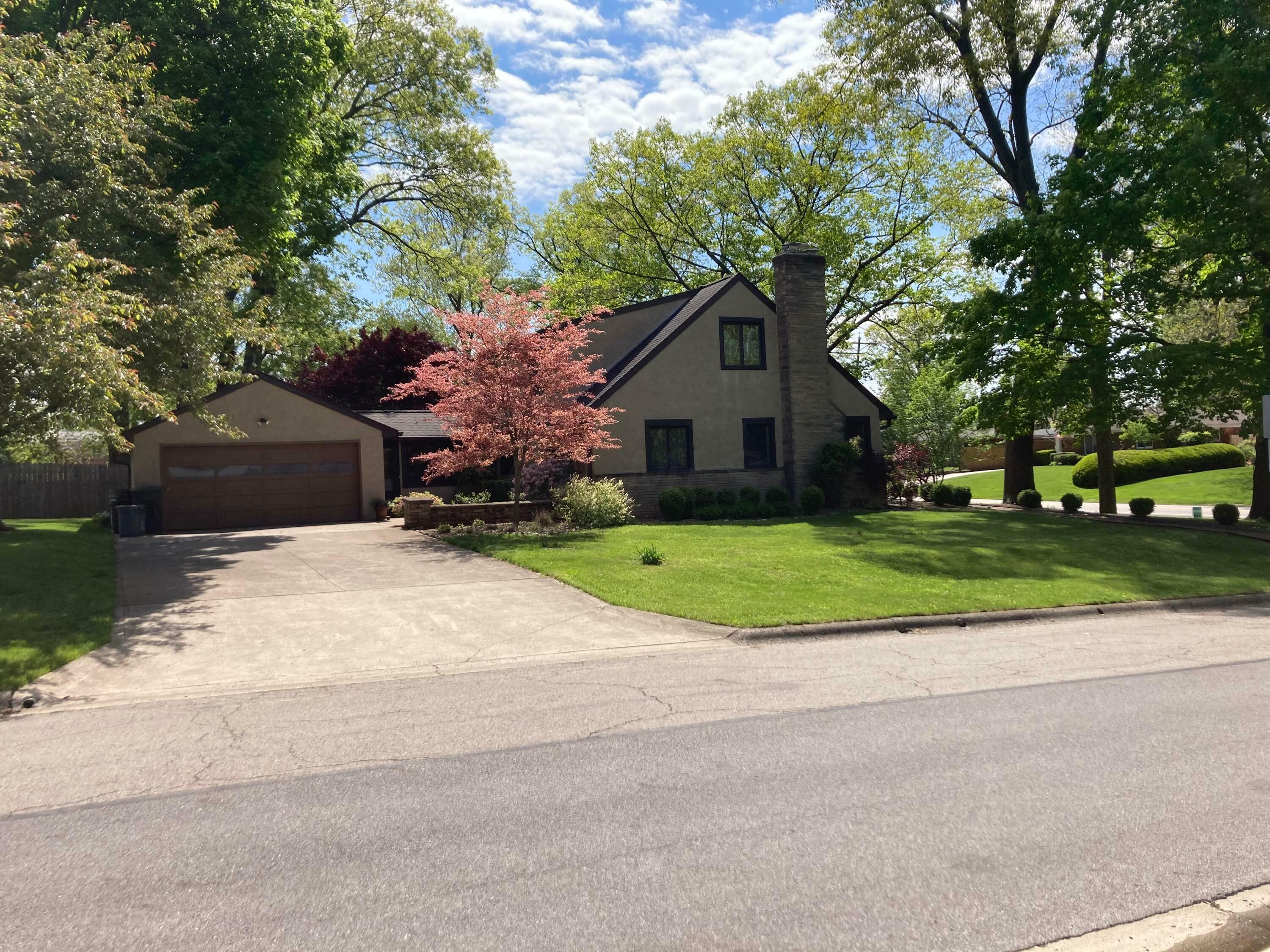 Property Photo: 686 E Cooke Road OH 43214