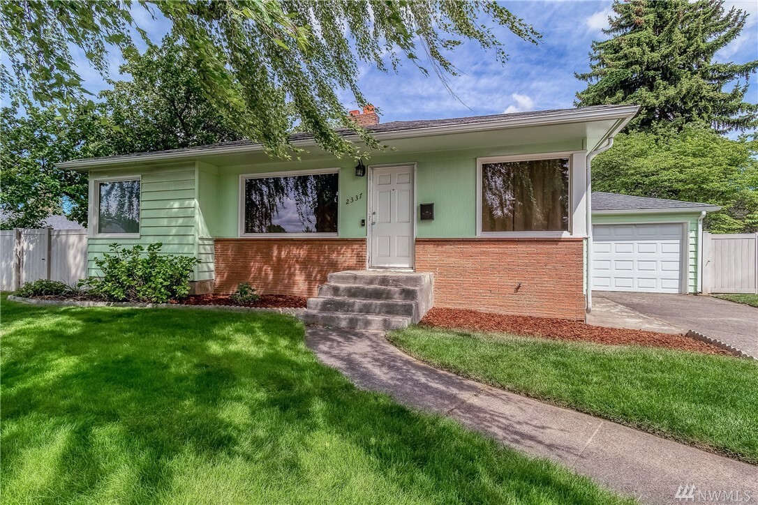 Property Photo: 2337 Hood Place WA 99362