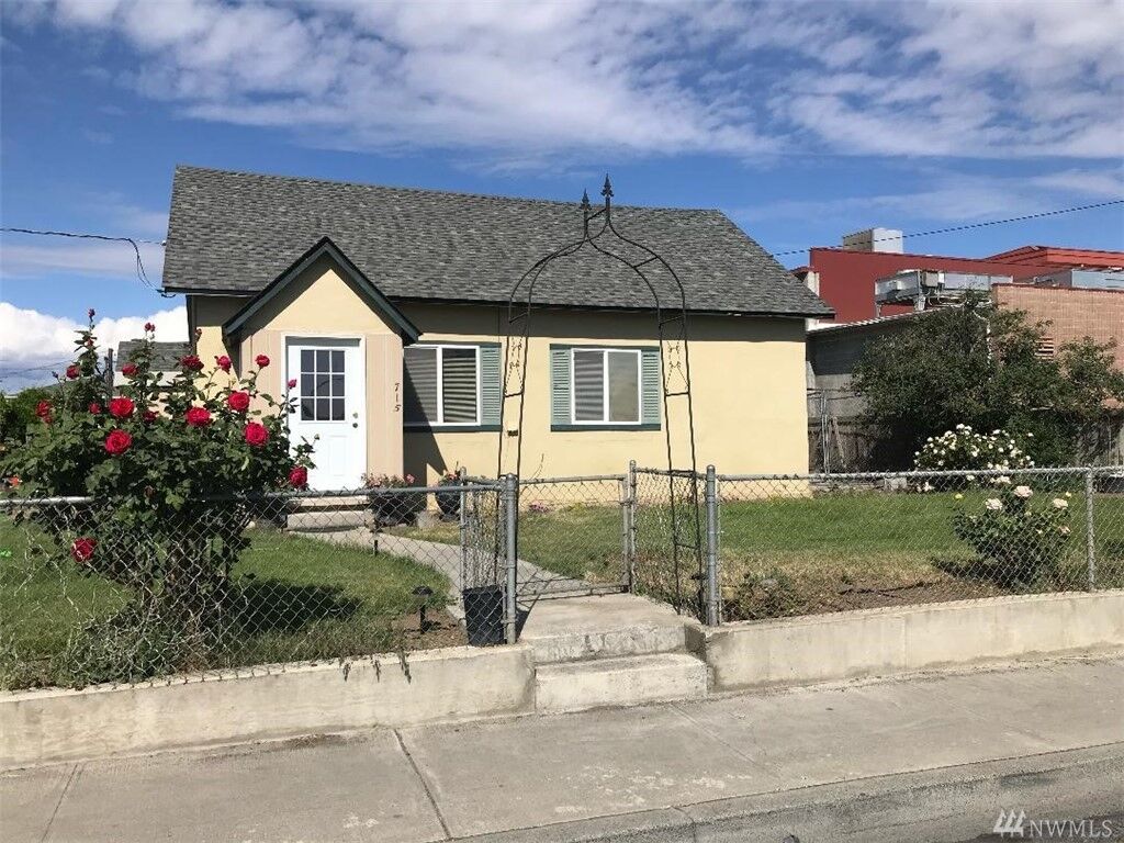 Property Photo:  715 SW 1st Avenue  WA 98848 