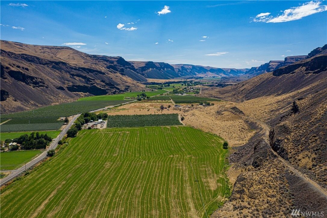 Property Photo:  98 Palisades Rd  WA 98845 