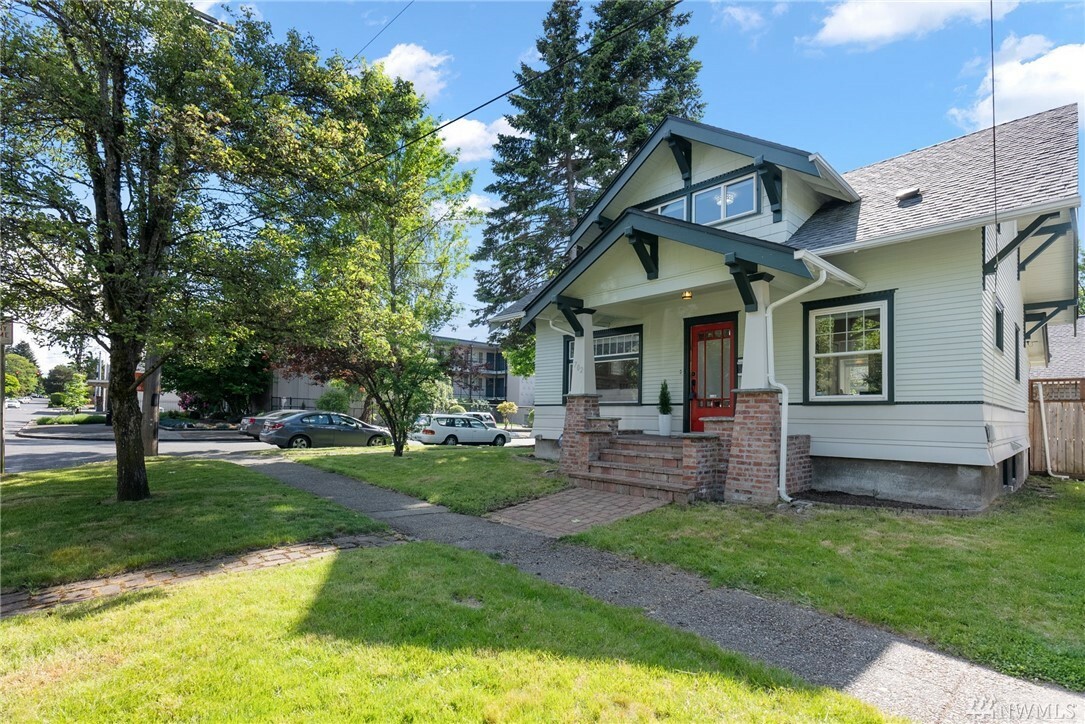 Property Photo:  702 N Pine St  WA 98406 