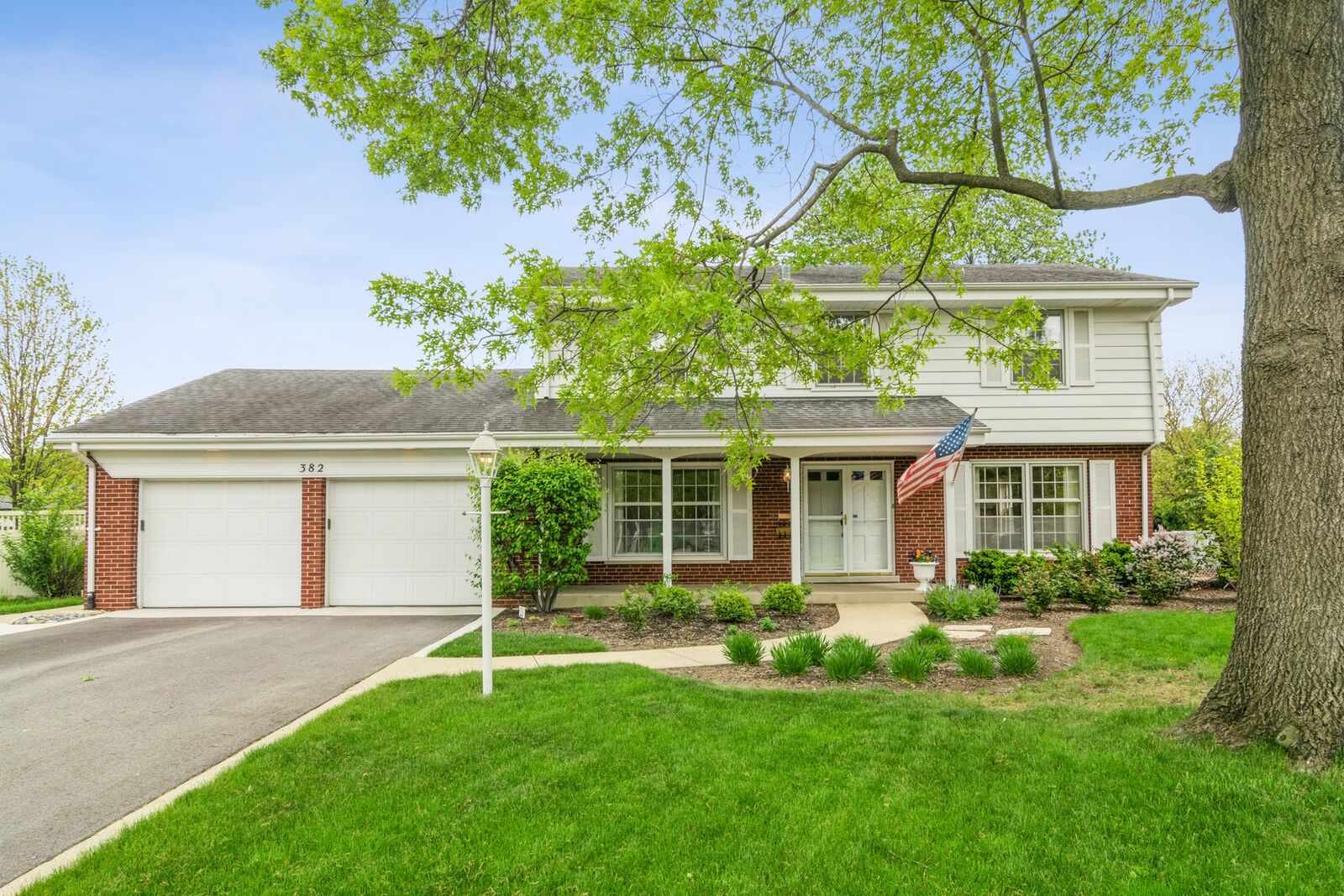 Property Photo: 382 E Aberdeen Court IL 60126