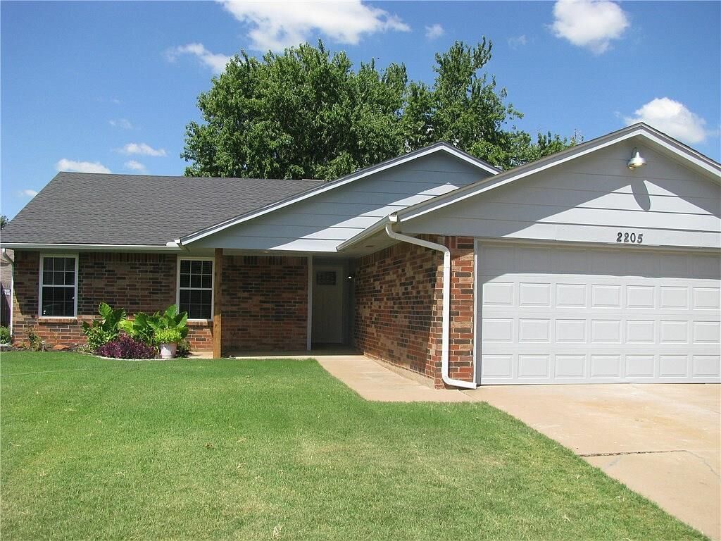 Property Photo:  2205 Tanglewood Drive  OK 73013 