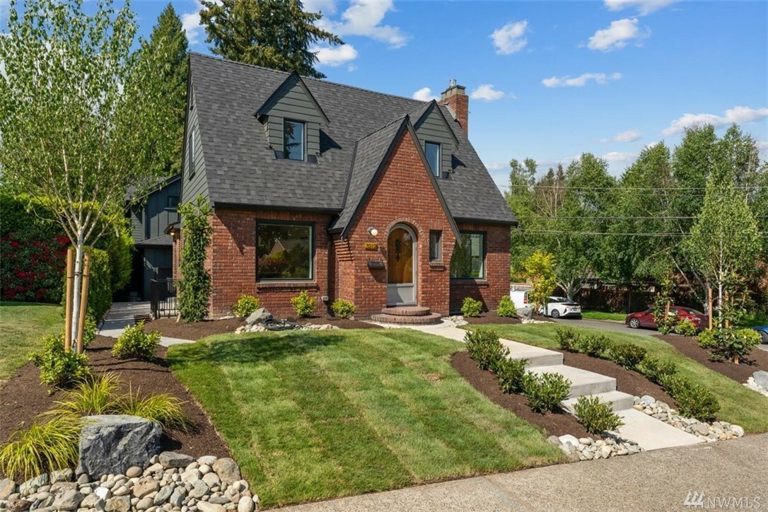 Property Photo:  3212 NE 70th St 1  WA 98115 