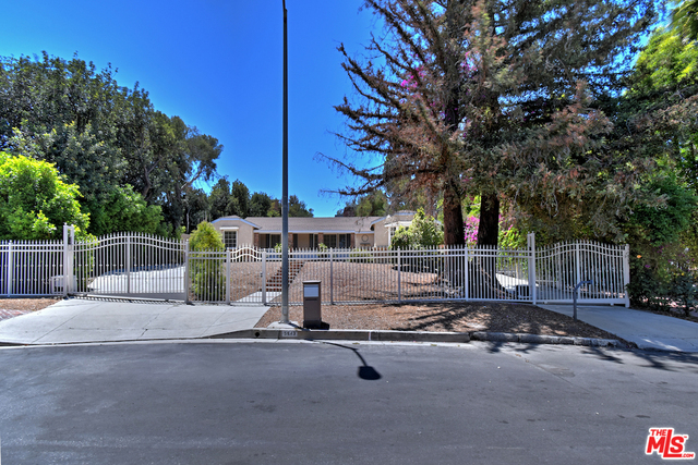 Property Photo:  5643   Shirley Ave  CA 91356 