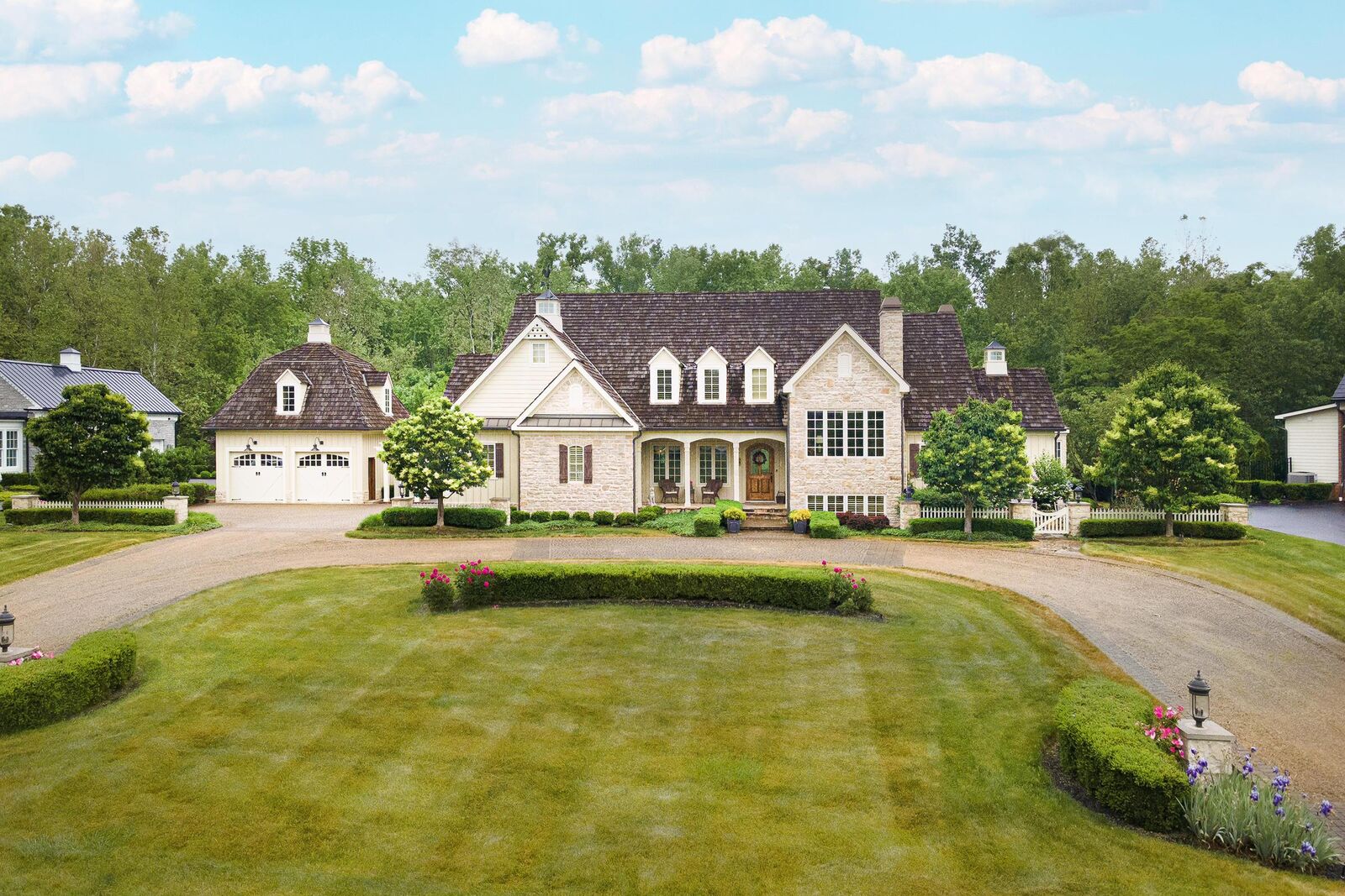 Property Photo: 2380 Lane Woods Drive OH 43221