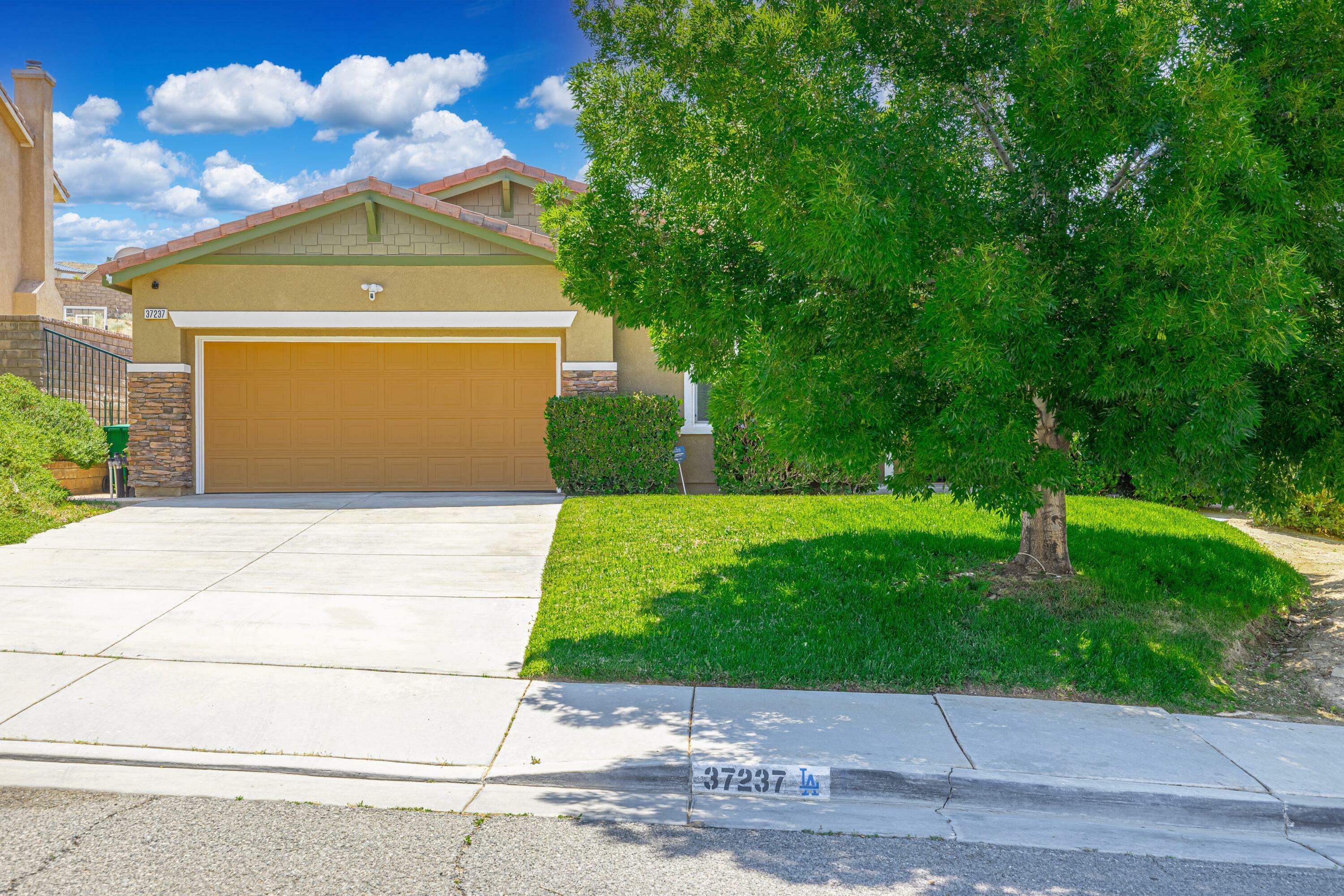 Property Photo:  37237 Mimosa Way  CA 93551 