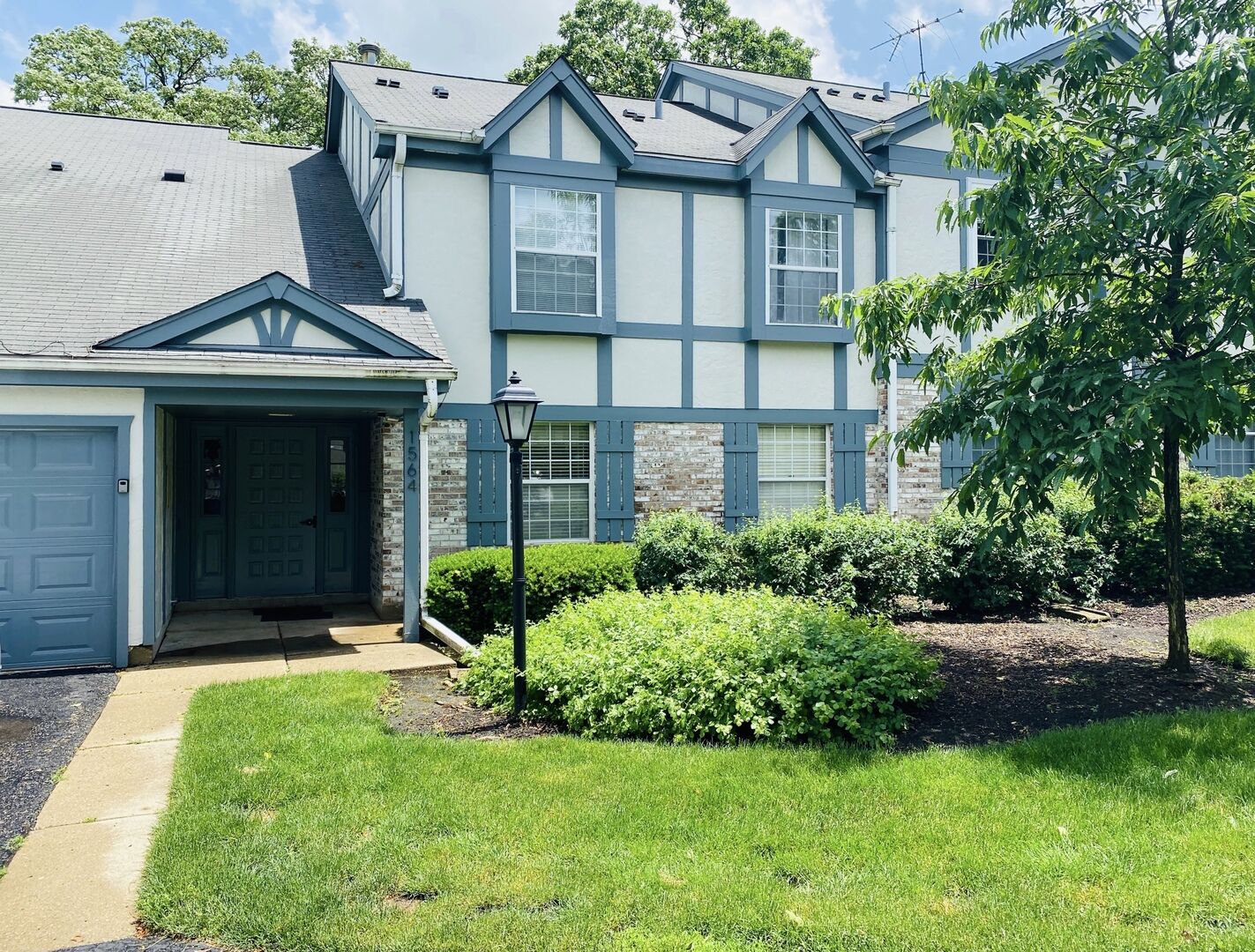 Property Photo:  1564 Sandhurst Court B  IL 60189 