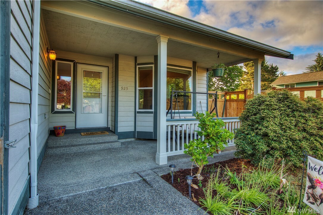 Property Photo:  925 15th St SE  WA 98372 