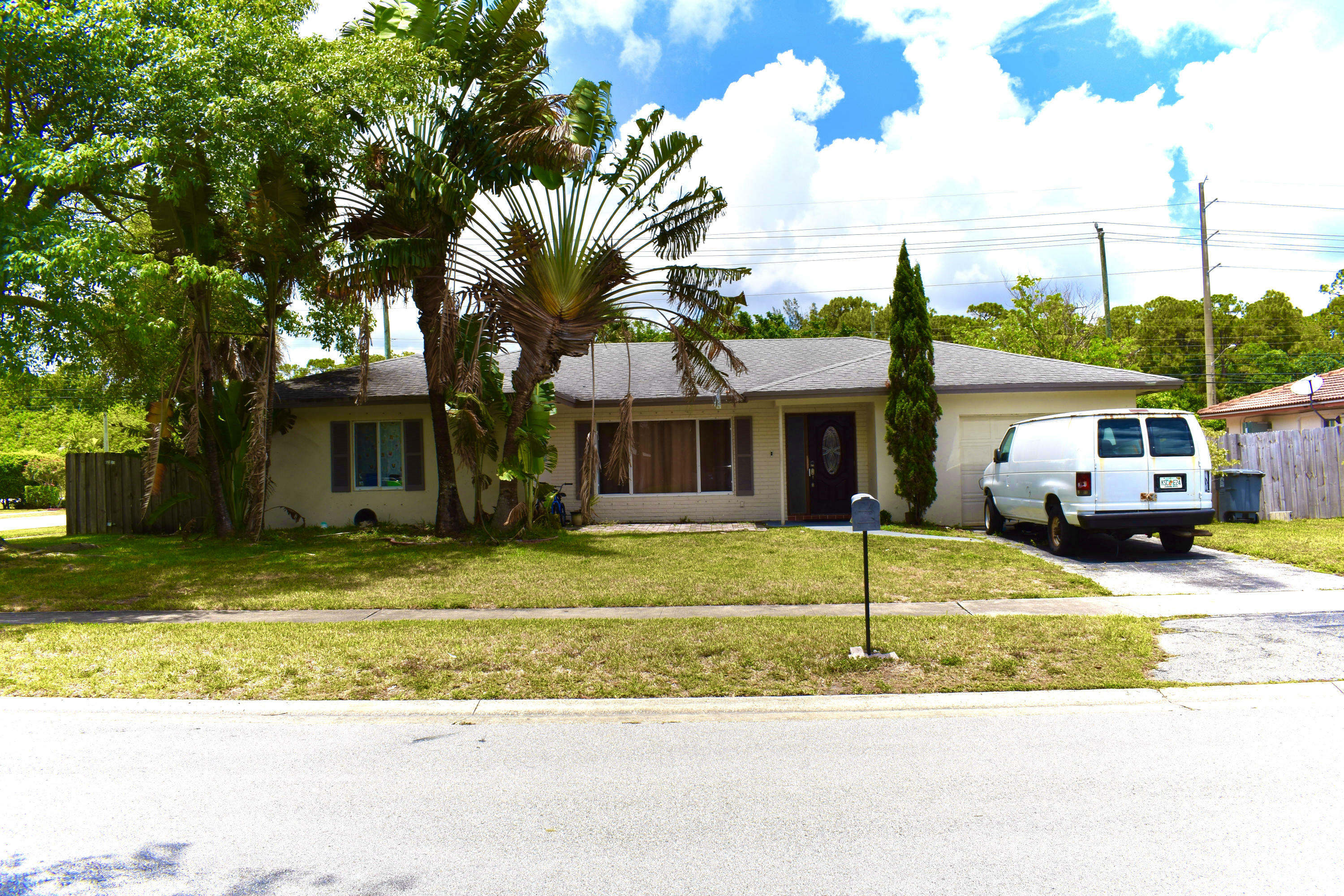 Property Photo: 10241 Dorchester Drive FL 33428