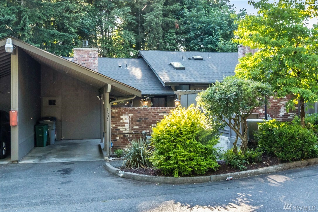 Property Photo:  1607 Blaine Ct SE  WA 98055 