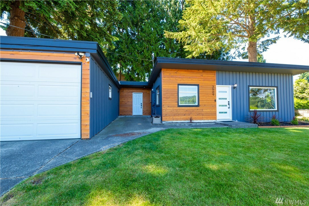 Property Photo:  3509 N Meadow  WA 98056 