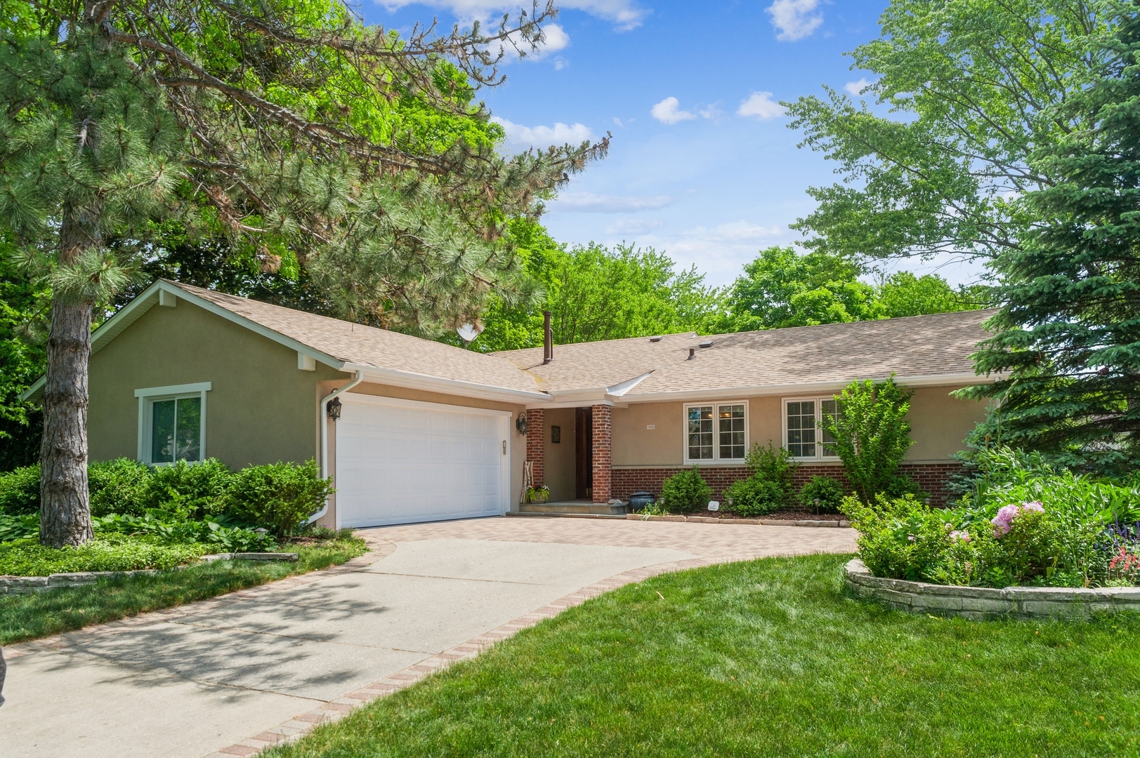 Property Photo:  105 S Deerpath Drive  IL 60061 