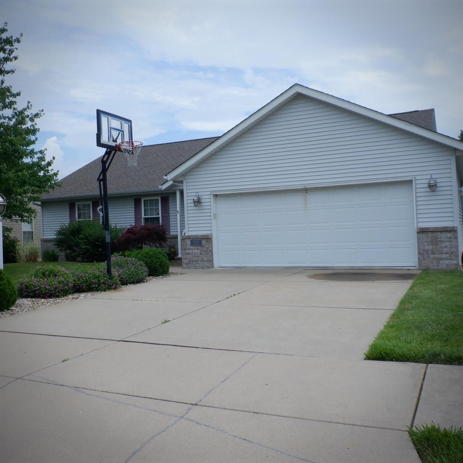 Property Photo: 6008 W Charleston IL 61607