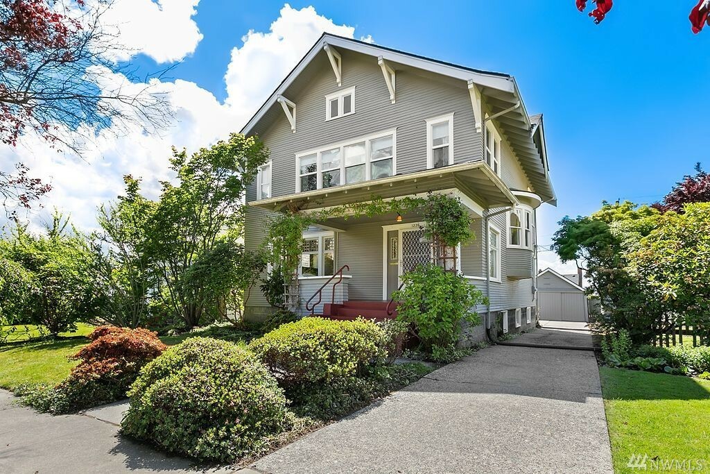 Property Photo:  1220 Hoyt Ave  WA 98201 