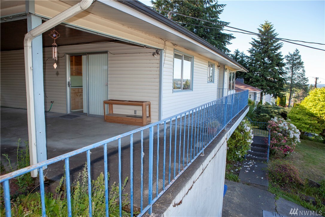 Property Photo:  363 Lind Ave NW  WA 98057 