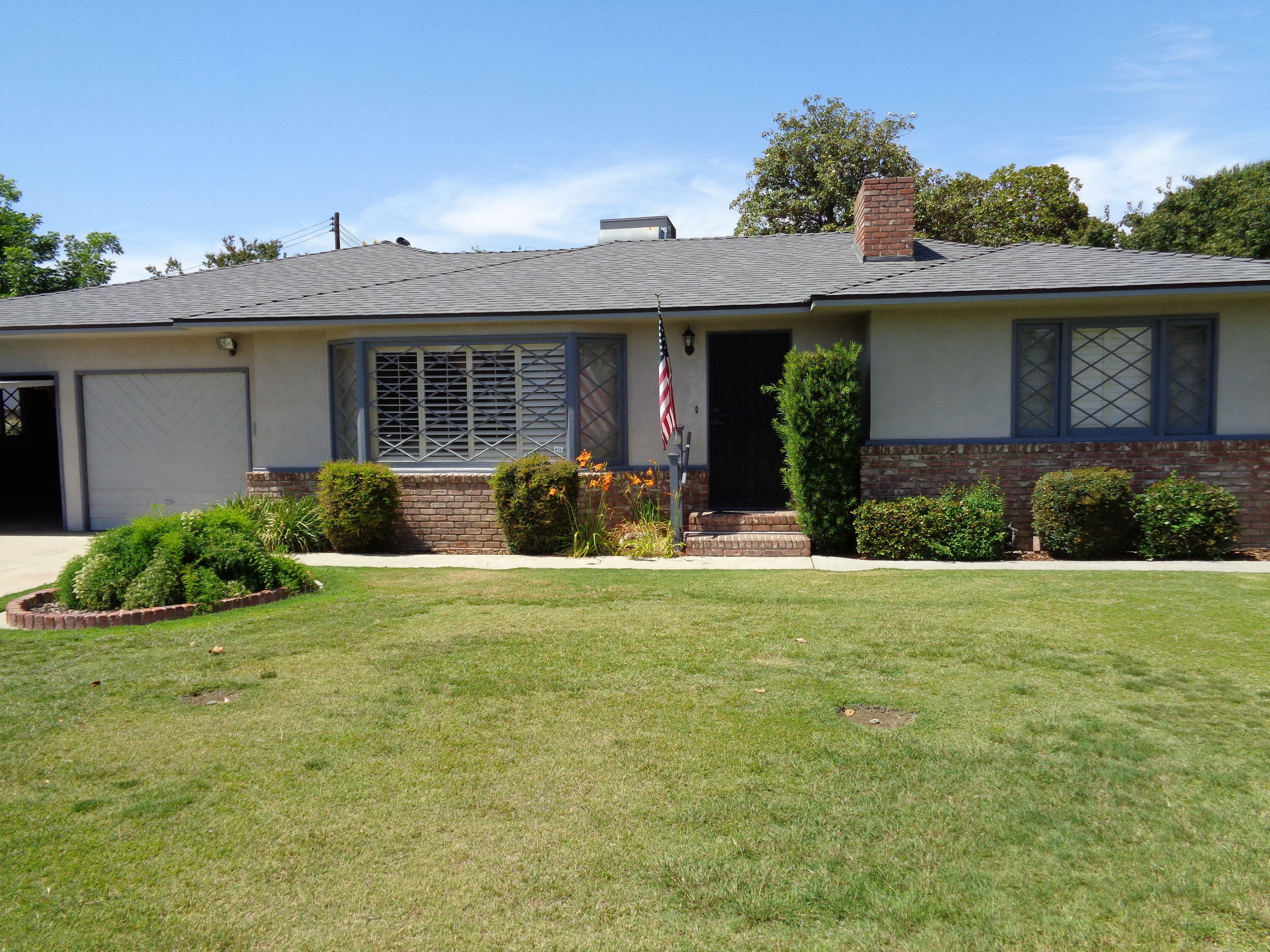 Property Photo:  656 W Belleview Avenue  CA 93257 