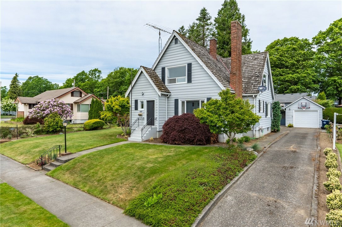 Property Photo:  1310 E St  WA 98264 