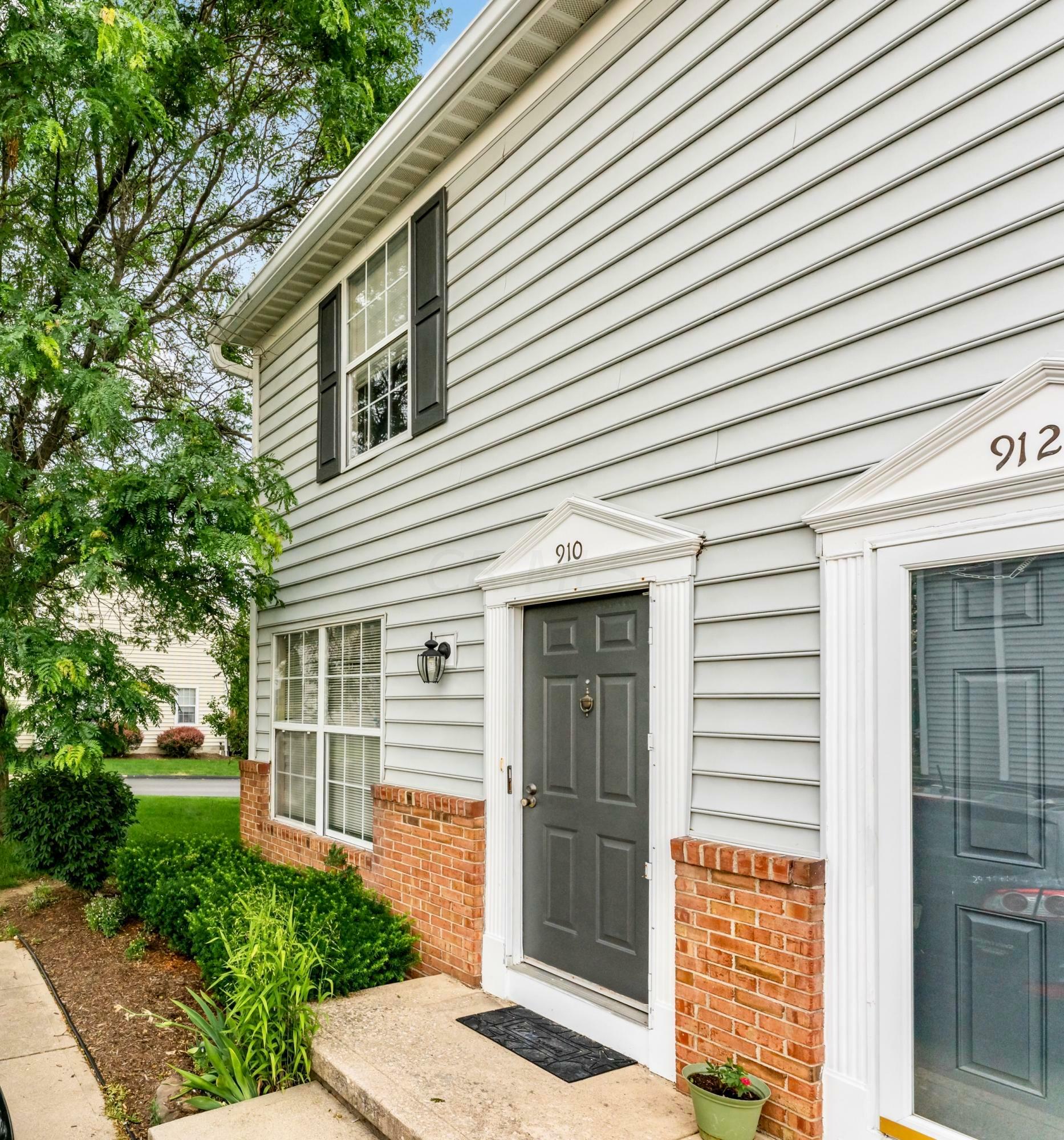 Property Photo:  910 Charleston Way Drive  OH 43081 