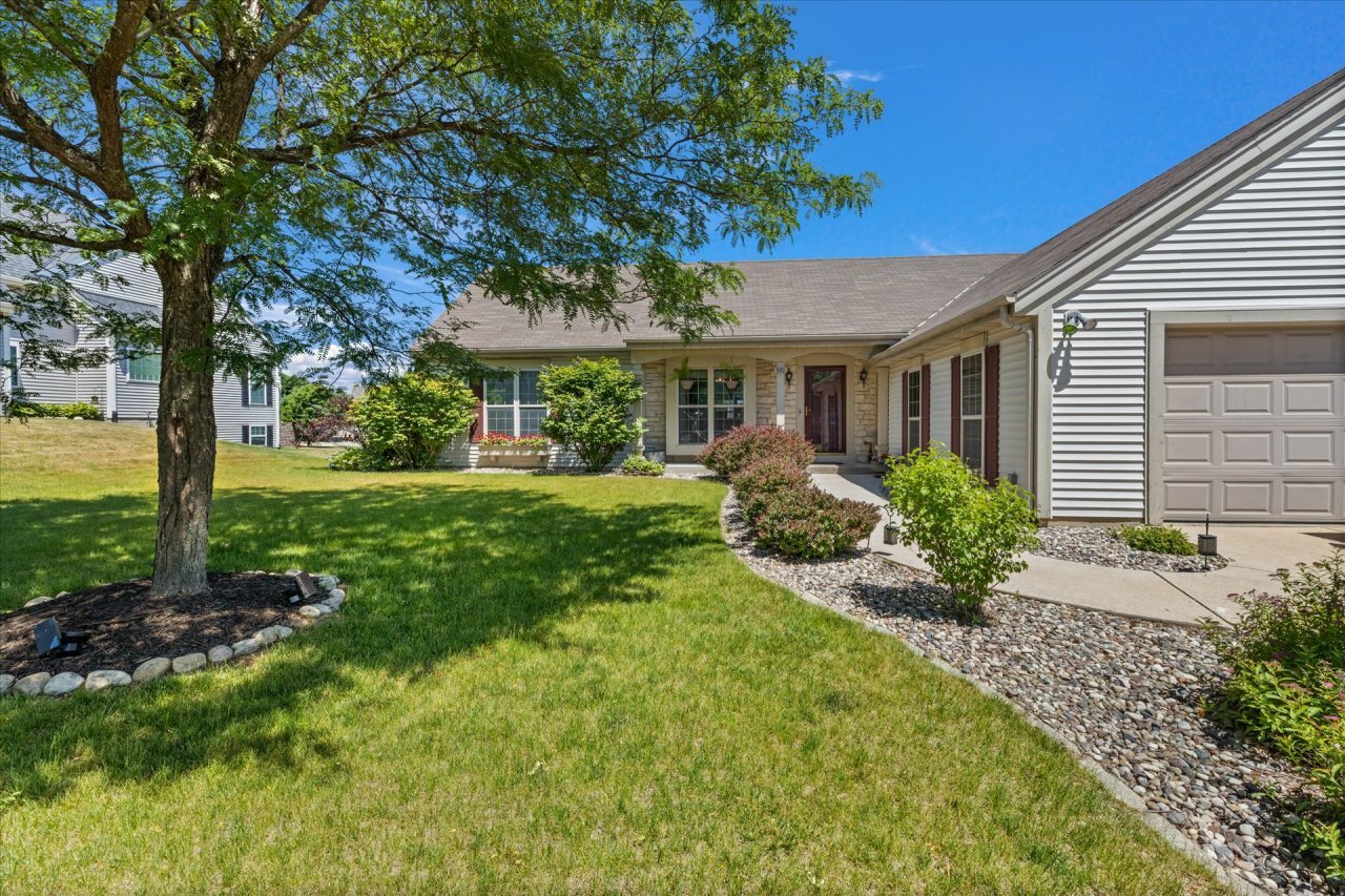 Property Photo: 920 Valley Hill Dr WI 53189
