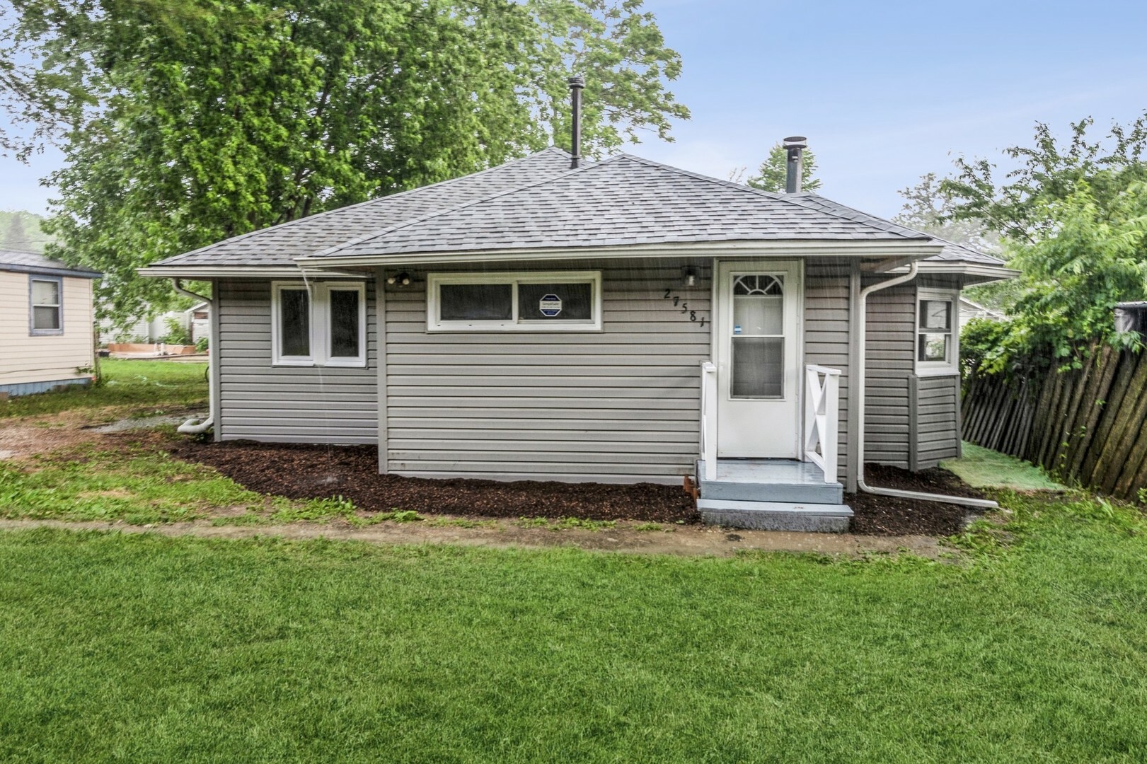 Property Photo: 27581 N Beech Street IL 60042